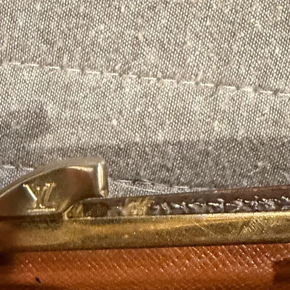 Louis Vuitton Monogram Canvas Kisslock Trifold Wallet. - Picture 10 of 10